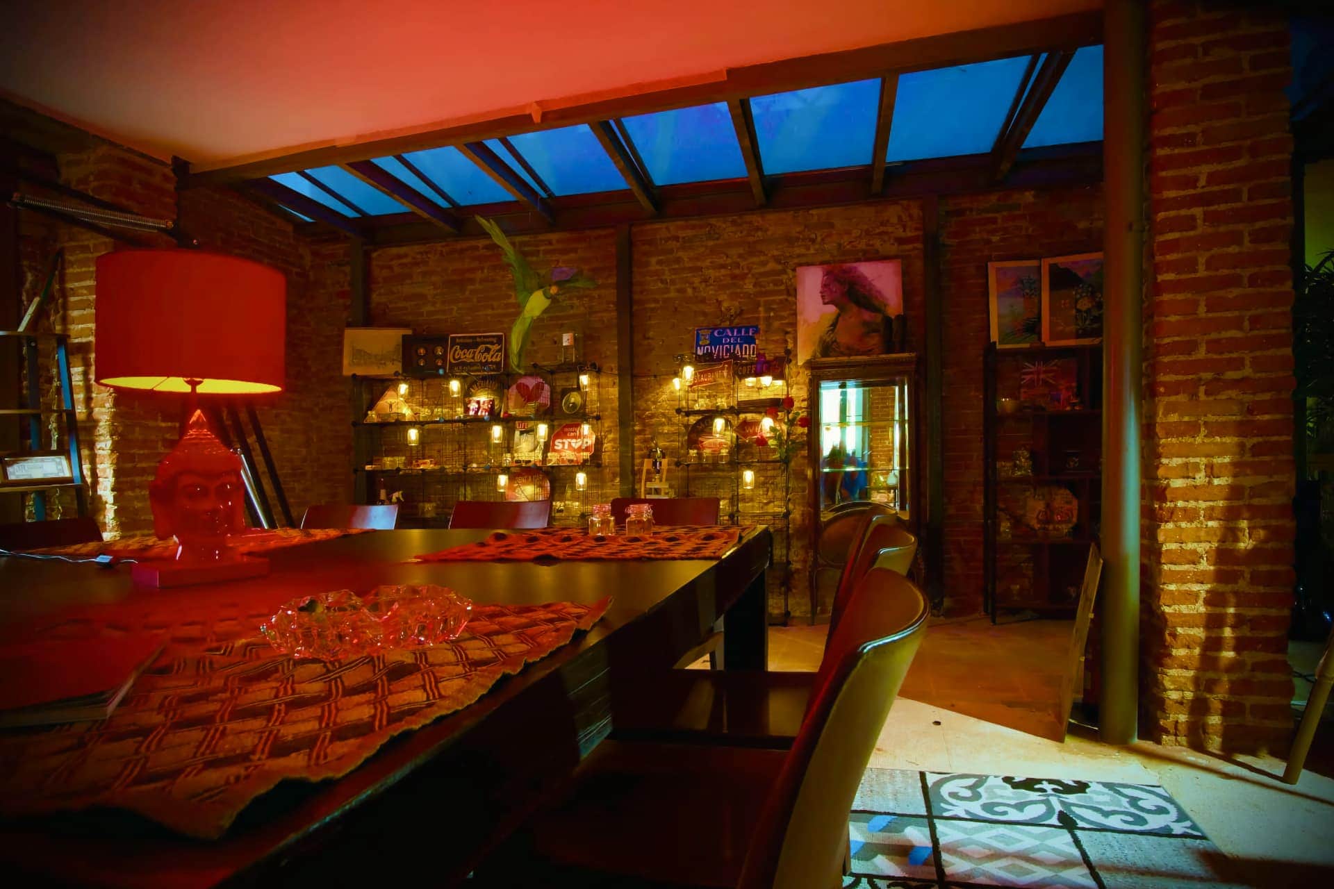 Cozy lounge area with decorative shelves in the social cannabis club Noviciado Madrid