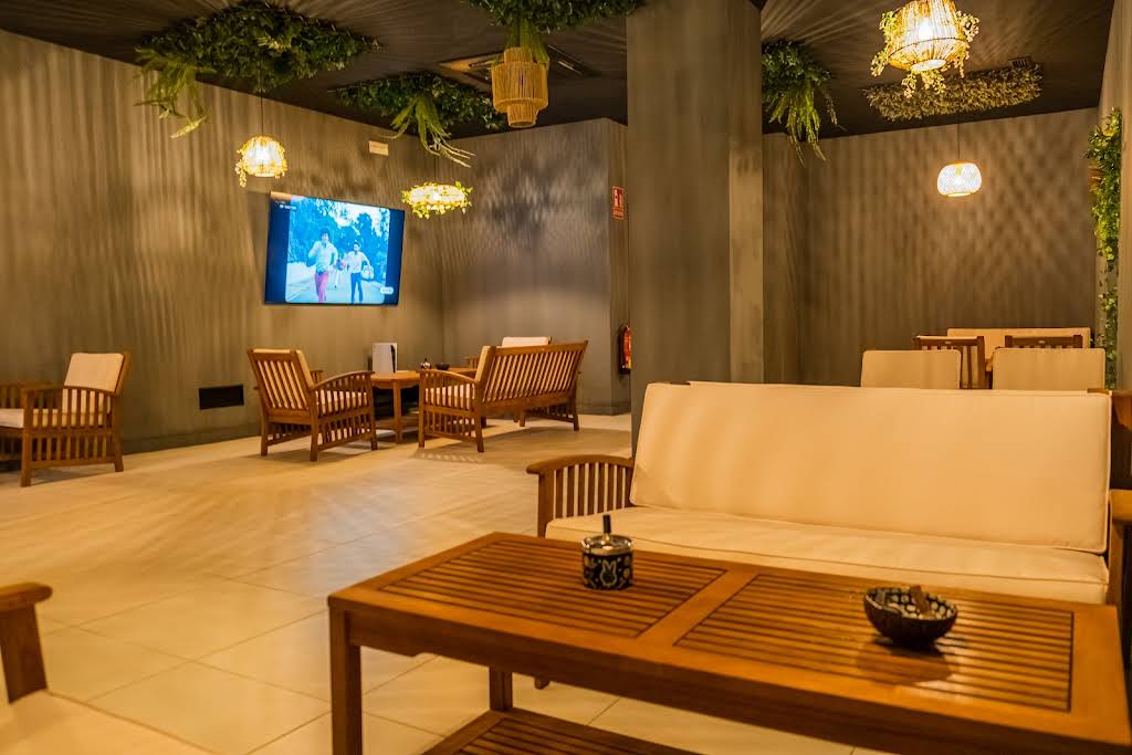 Cozy media corner at the cannabis social club Shambala in Valencia with natural décor