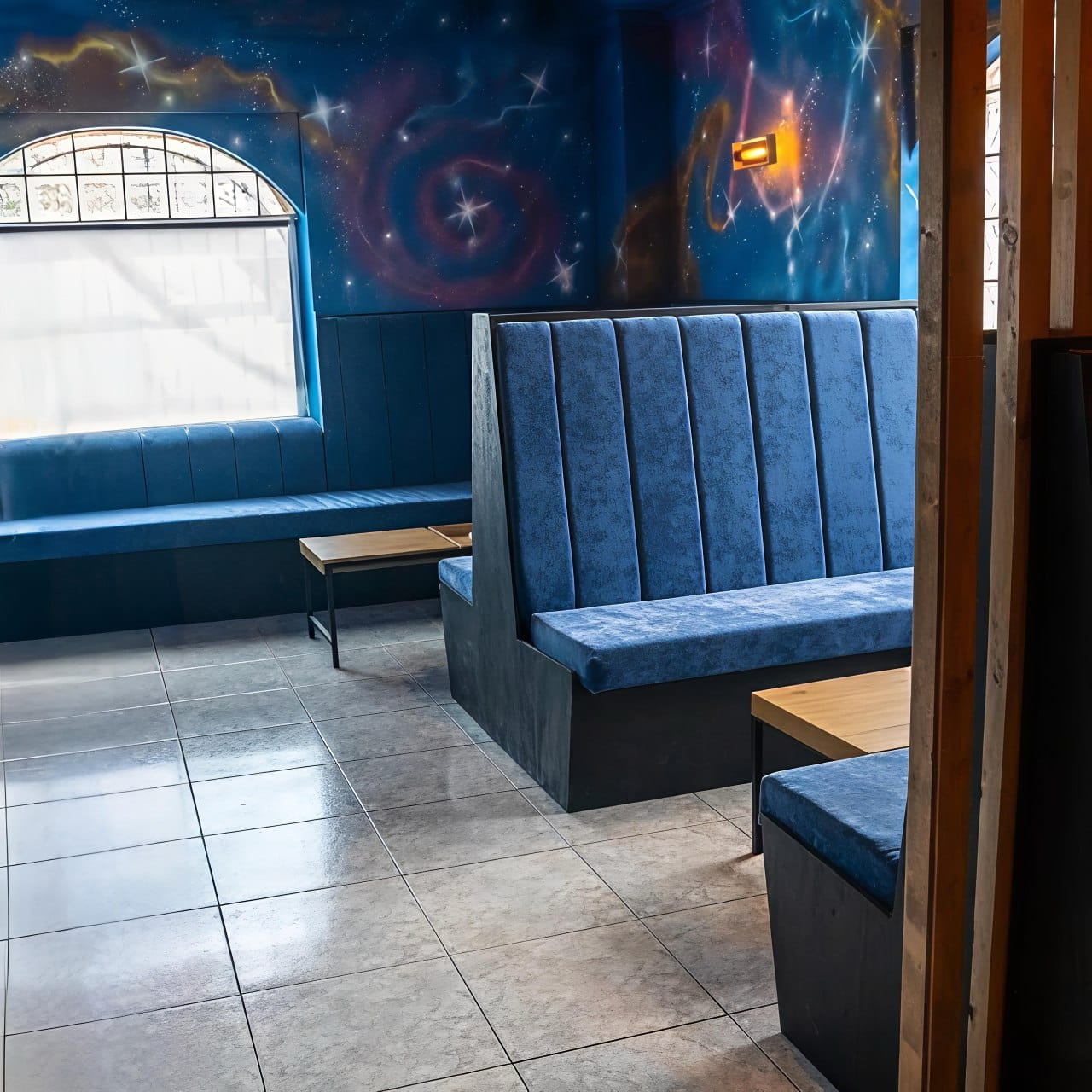 Lounge with blue benches and cosmic mural in the Sky Alicante cannabis club